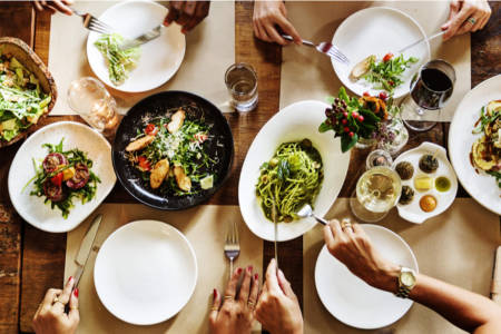 Menschen am Tisch mit Essen