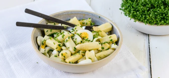 Spargelsalat mit Ei und Schnittlauch