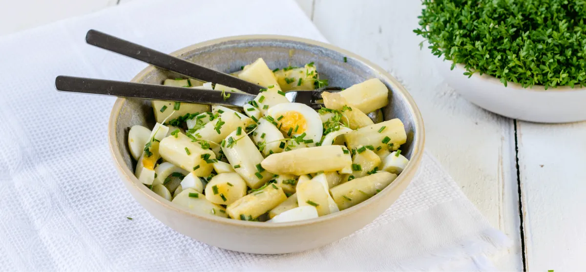 Spargelsalat mit Ei und Schnittlauch