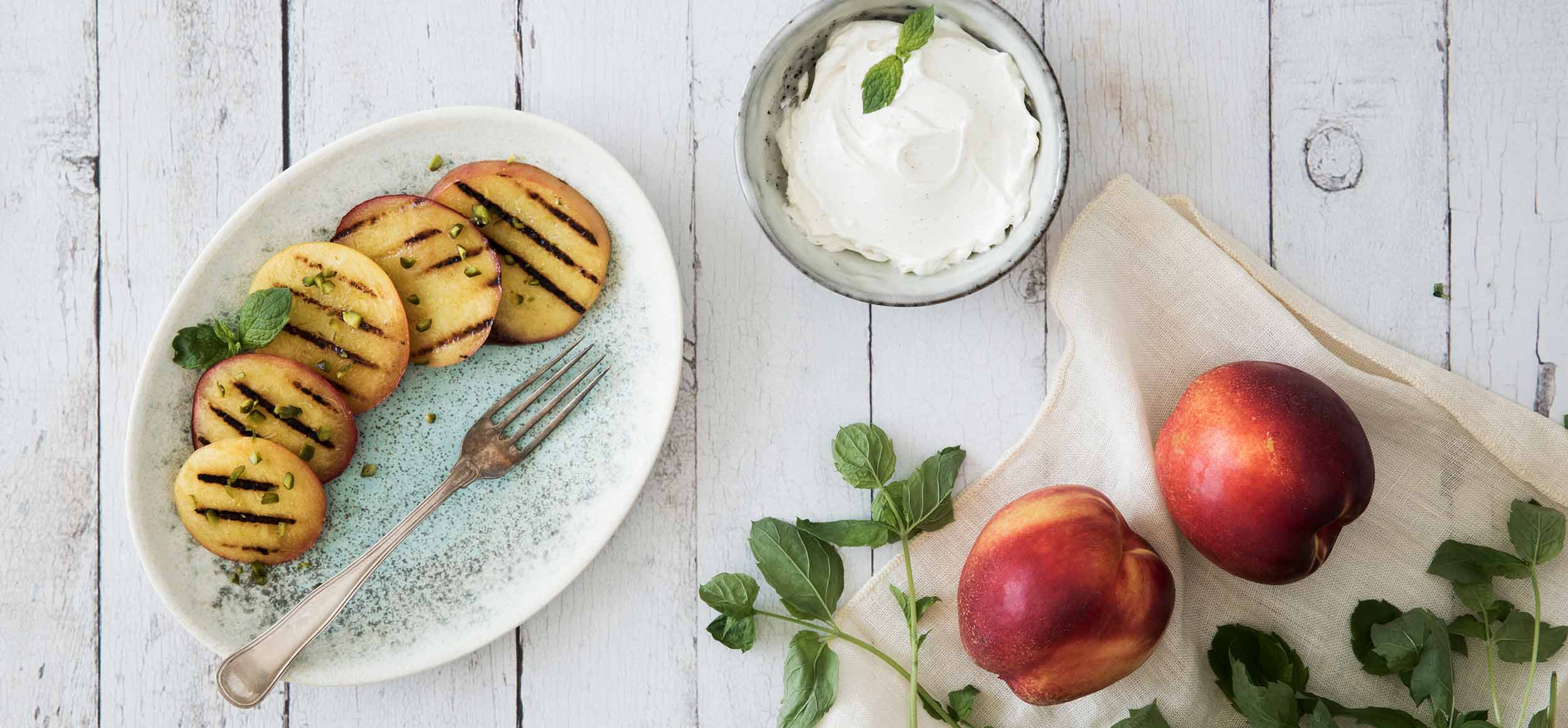 Nektarinen auf dem Grill mit zuckerfreier Mascarponecreme