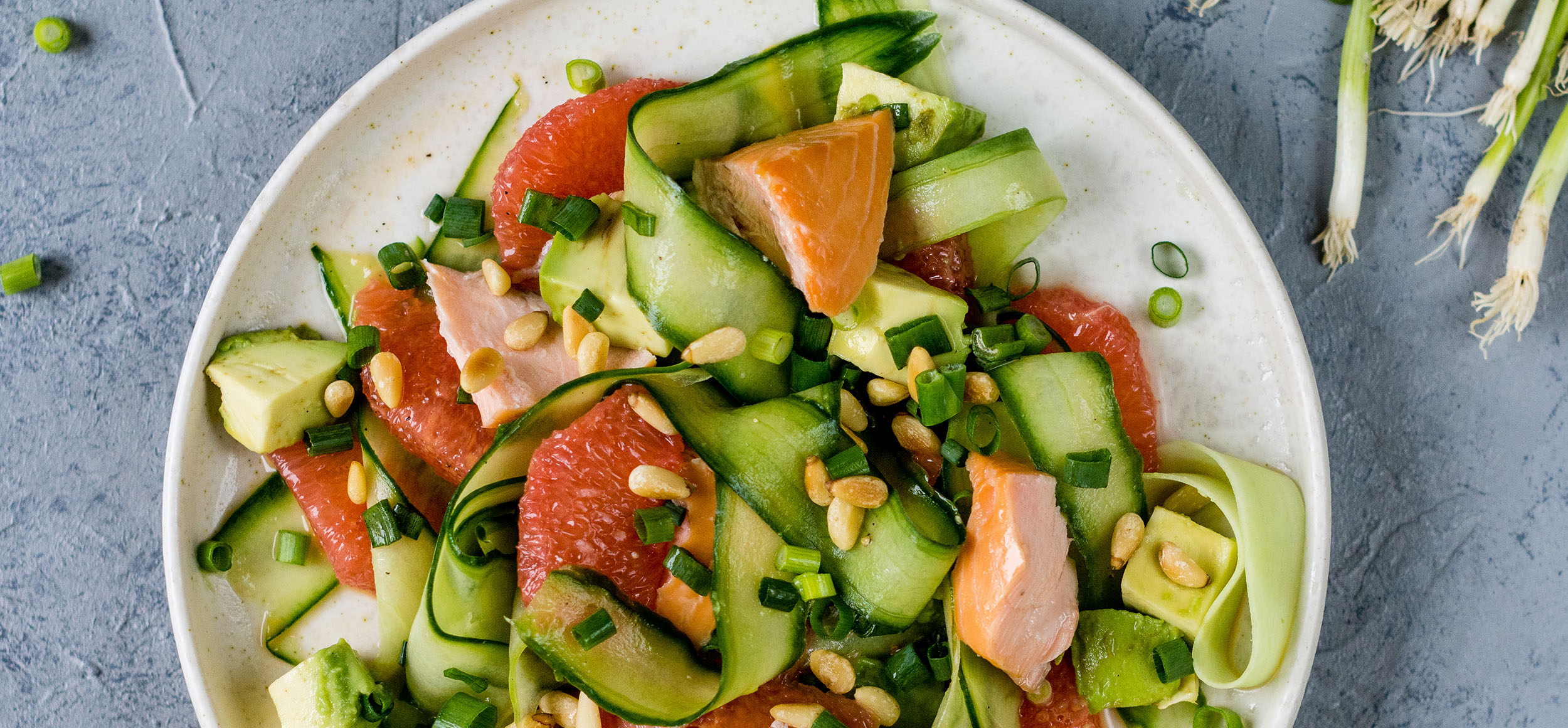 Salat mit Gurke und Avocado