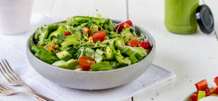 Salade avec sa vinaigrette verte a l avocat