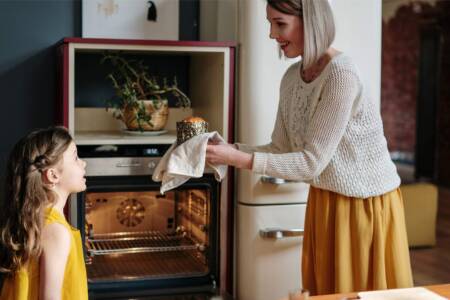 Frau backt mit ihrer Tochter gemeinsam einen zuckerfreien Kuchen