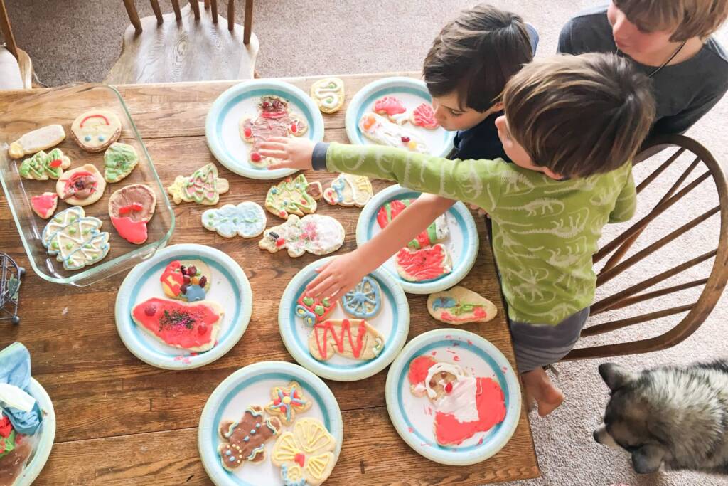 Kinder backen Kekse