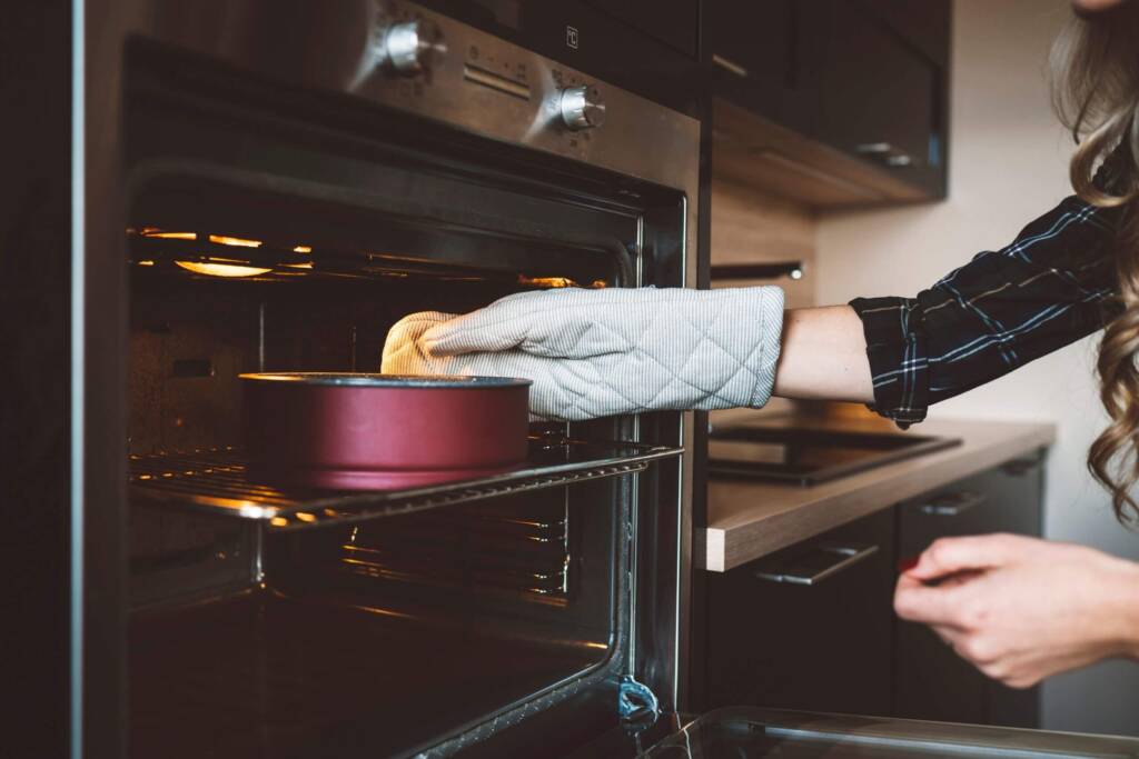 Kuchen wird aus dem Backofen geholt