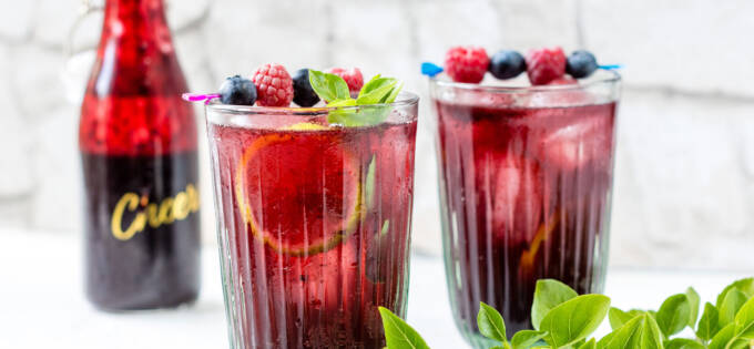 Sirup mit Limetten und Blaubeeren