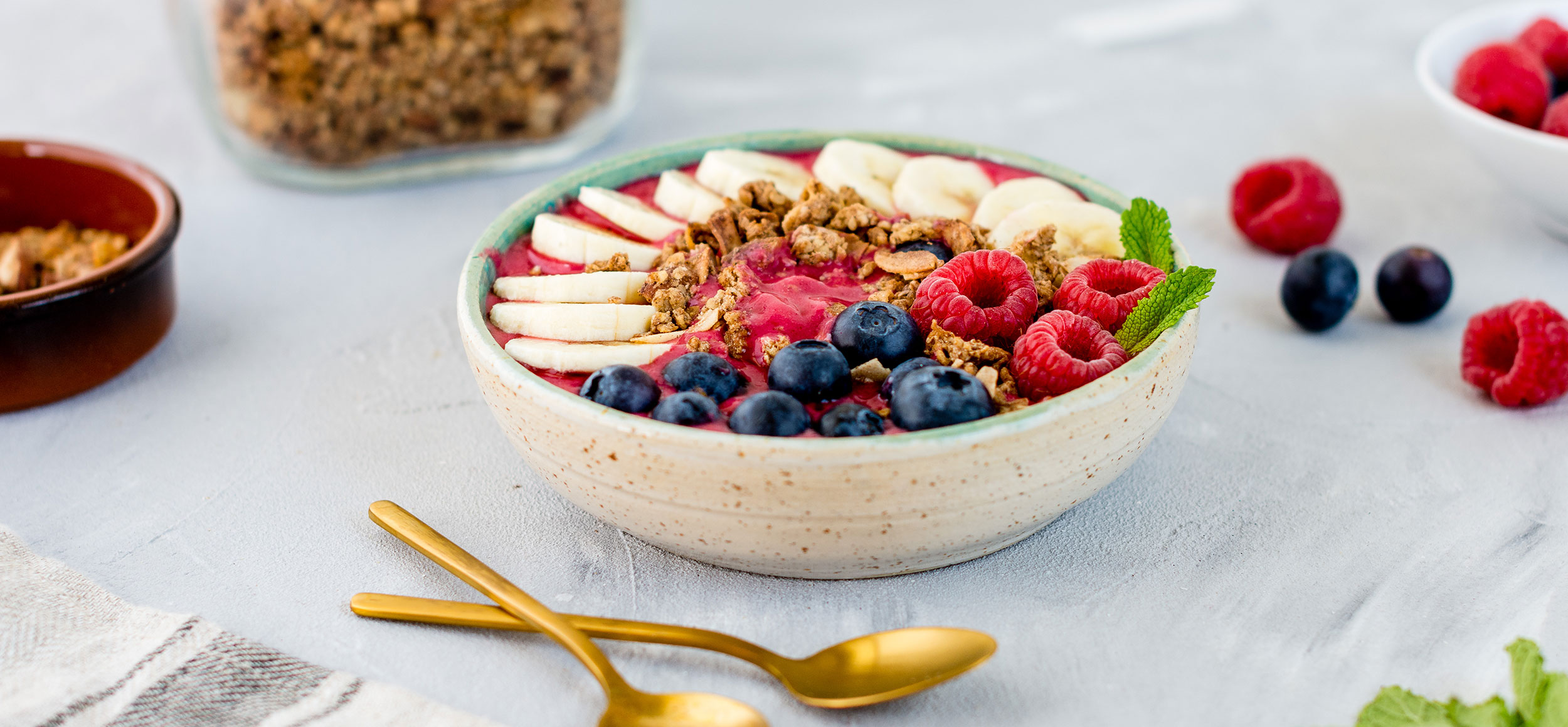 Smoothie bowl mit Beeren und ohne Zucker