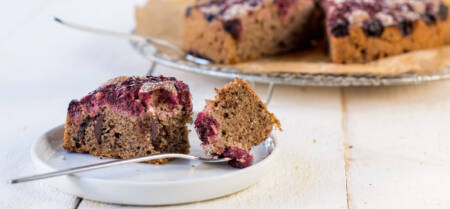 Gâteau moelleux aux noisettes et cerises