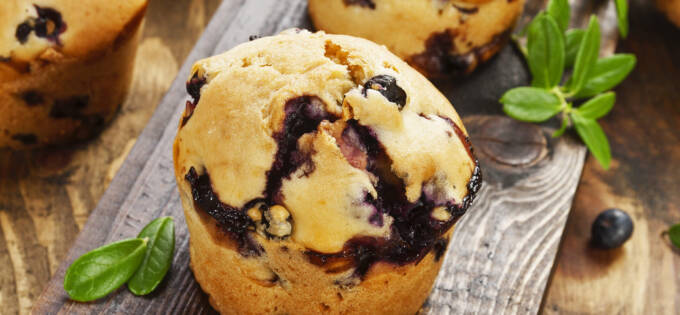 Muffins mit Apfel und Heidelbeeren